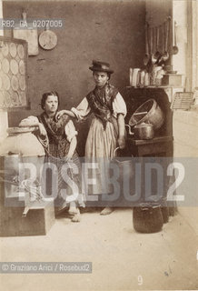 -VENEZIA, SENZA INDICAZIONE DAUTORE, DONNE IN CUCINA, SENZA DATA. STAMPA ALLALBUMINA INCOLLATA SU CARTONE, CM 6X8,3  ©ARCHIVIO Graziano Arici/Rosebud2  MESTIERI, DONNE IN CUCINA POSATA IN STUDIO, FOTOANTICHE.-VENICE, NO AUTHOR S INDICATION, DONNE IN CUCINA, UNDATED. ALBUMEN PHOTOGRAPH MOUNTED ON CARDBOARD, CM 6X8,3 ©Graziano Arici/Rosebud2 
