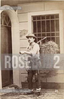 -VENEZIA, SENZA INDICAZIONE DAUTORE, UOMO CHE PORTA LA PAGLIA, SENZA DATA. STAMPA ALLALBUMINA INCOLLATA SU CARTONE, CM 6X9,3  ©ARCHIVIO Graziano Arici/Rosebud2  MESTIERI, UOMO CON CESTA PIENA DI PAGLIA POSATA IN STUDIO, FOTOANTICHE.-VENICE, NO AUTHOR S INDICATION, UOMO CHE PORTA LA PAGLIA, UNDATED. ALBUMEN PHOTOGRAPH MOUNTED ON CARDBOARD, CM 6X9,3 ©Graziano Arici/Rosebud2 