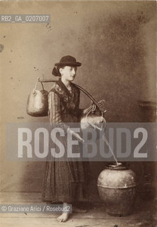 -VENEZIA, SENZA INDICAZIONE DAUTORE, DONNA AL POZZO, SENZA DATA. STAMPA ALLALBUMINA INCOLLATA SU CARTONE, CM 6X8,7  ©ARCHIVIO Graziano Arici/Rosebud2  MESTIERI, DONNA CHE PORTA LACQUA POSATA IN STUDIO, FOTOANTICHE.-VENICE, NO AUTHOR S INDICATION, DONNA AL POZZO, UNDATED. ALBUMEN PHOTOGRAPH MOUNTED ON CARDBOARD, CM 6X8,7 ©Graziano Arici/Rosebud2 