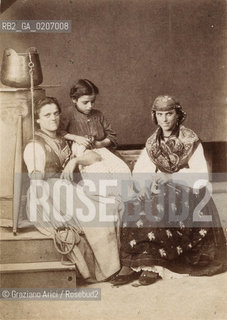 -VENEZIA, SENZA INDICAZIONE DAUTORE, DONNE AL POZZO, SENZA DATA. STAMPA ALLALBUMINA INCOLLATA SU CARTONE, CM 6X8,5  ©ARCHIVIO Graziano Arici/Rosebud2  MESTIERI, DONNE SEDUTE AL POZZO POSATA IN STUDIO, FOTOANTICHE.-VENICE, NO AUTHOR S INDICATION, DONNE AL POZZO, UNDATED. ALBUMEN PHOTOGRAPH MOUNTED ON CARDBOARD, CM 6X8,5 ©Graziano Arici/Rosebud2 
