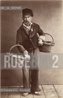 -VENEZIA, SENZA INDICAZIONE DAUTORE, UOMO CON CESTE, SENZA DATA. STAMPA ALLALBUMINA INCOLLATA SU CARTONE, CM 6X9,3  ©ARCHIVIO Graziano Arici/Rosebud2  MESTIERI, POSATA IN STUDIO, VENDITORE DI PESCE, PESCA FOTOANTICHE.-VENICE, NO AUTHOR S INDICATION, UOMO CON CESTE, UNDATED. ALBUMEN PHOTOGRAPH MOUNTED ON CARDBOARD, CM 6X9,3 ©Graziano Arici/Rosebud2 