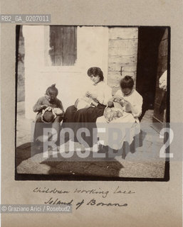 -VENEZIA, SENZA INDICAZIONE DAUTORE, BAMBINI CHE LAVORANO IL MERLETTO-ISOLA DI BURANO, SENZA DATA. STAMPA ALLALBUMINA INCOLLATA SU CARTONE, CARTE DE VISITE, CM 9X9  ©ARCHIVIO Graziano Arici/Rosebud2  MESTIERI, PERSONE, MERLETTAIA FOTOANTICHE.-VENICE, SENZA INDICAZIONE DAUTORE, BAMBINI CHE LAVORANO LA LANA-ISOLA DI BURANO, UNDATED. ALBUMEN PHOTOGRAPH MOUNTED ON CARDBOARD, CARTE DE VISITE CM 9X9 ©Graziano Arici / rosebud2 .