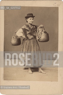 -VENEZIA, SENZA INDICAZIONE DAUTORE, DONNA CHE PORTA LACQUA, SENZA DATA. STAMPA ALLALBUMINA INCOLLATA SU CARTONE, CM 9,3X12,3  ©ARCHIVIO Graziano Arici/Rosebud2  POSATA IN STUDIO FOTOANTICHE.-VENICE, NO AUTHOR S INDICATION, DONNA CHE PORTA LACQUA, UNDATED. ALBUMEN PHOTOGRAPH MOUNTED ON CARDBOARD, CM 9,3X12,3 ©Graziano Arici/Rosebud2 