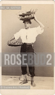 -VENEZIA, CARLO PONTI, RAGAZZO CON CESTE, SENZA DATA. STAMPA ALLALBUMINA, CARTE DE VISITE, CM 6X10,5  ©ARCHIVIO Graziano Arici/Rosebud2  MESTIERI, POSATA IN STUDIO, PESCA, PESCE FOTOANTICHE.-VENICE, CARLO PONTI, RAGAZZO CON CESTE, UNDATED. ALBUMEN PHOTOGRAPH, CARTE DE VISITE CM 6X10,5 ©Graziano Arici/Rosebud2 