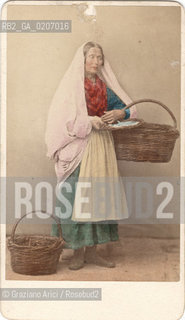 -VENEZIA, CARLO PONTI, DONNA CON CESTE, SENZA DATA. STAMPA ALLALBUMINA COLORATA A MANO INCOLLATA SU CARTONCINO, CARTE DE VISITE, CM 10,6X6,4  ©ARCHIVIO Graziano Arici/Rosebud2  POSATA IN STUDIO, MESTIERI, PESCE, PESCA FOTOANTICHE.-VENICE, CARLO PONTI, DONNA CON CESTE, UNDATED. ALBUMEN PHOTOGRAPH HAND COLORED MOUNTED ON CARDBOARD, CARTE DE VISITE, CM 10,6X6,4 ©Graziano Arici / rosebud2