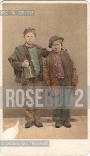 -VENEZIA, CARLO PONTI, BAMBINI VESTITI DI STRACCI , SENZA DATA. STAMPA ALLALBUMINA COLORATA A MANO INCOLLATA SU CARTONCINO, CARTE DE VISITE, CM 10,6X6,4  ©ARCHIVIO Graziano Arici/Rosebud2  POSATA IN STUDIO, FOTOANTICHE.-VENICE, CARLO PONTI, BAMBINI, UNDATED. ALBUMEN PHOTOGRAPH HAND COLORED MOUNTED ON CARDBOARD, CARTE DE VISITE, CM 10,6X6,4 ©Graziano Arici / rosebud2