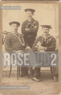 -VENEZIA, A. DAL MISTRO, RITRATTO DI TRE MARINAI DELLA NAVE MILITARE USS MINNESOTA , 1880 C.A. STAMPA ALLALBUMINA INCOLLATA SU CARTONE, CARTE DE VISITE, CM 10,6X16,5  ©ARCHIVIO Graziano Arici/Rosebud2  PERSONA, POSATA IN STUDIO, FOTOANTICHE.-VENICE, A. DAL MISTRO, PORTRAIT OF THREE SAILORS OF THE USS MINNESOTA BOAT, 1880 C.A. ALBUMEN PHOTOGRAPH MOUNTED ON CARDBOARD, CARTE DE VISITE CM 10,6X16,5 ©Graziano Arici/Rosebud2 