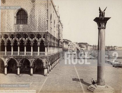 -VENEZIA, GIORGIO SOMMER, PIAZZETTA E RIVA DEI SCHIAVONI, SENZA DATA. STAMPA ALLALBUMINA INCOLLATA SU CARTONE, CM 23,7X18,3 ©ARCHIVIO Graziano Arici/Rosebud2  MOLO, PARTICOLARE CON FOTOGRAFI PONTI E NAYA FOTOANTICHE.-VENICE, GIORGIO SOMMER, PIAZZETTA E RIVA DEI SCHIAVONI, UNDATED. ALBUMEN PHOTOGRAPH MOUNTED ON CARDBOARD, CM 23,7X18,3 ©Graziano Arici / rosebud2