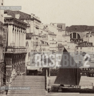 -VENEZIA, GIORGIO SOMMER, PIAZZETTA E RIVA DEI SCHIAVONI, SENZA DATA. STAMPA ALLALBUMINA INCOLLATA SU CARTONE, CM 23,7X18,3 ©ARCHIVIO Graziano Arici/Rosebud2  MOLO, PARTICOLARE CON FOTOGRAFI PONTI E NAYA FOTOANTICHE.-VENICE, GIORGIO SOMMER, PIAZZETTA E RIVA DEI SCHIAVONI, UNDATED. ALBUMEN PHOTOGRAPH MOUNTED ON CARDBOARD, CM 23,7X18,3 ©Graziano Arici / rosebud2