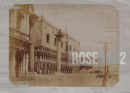 -VENEZIA, SENZA INDICAZIONE DAUTORE, PALAZZO DUCALE, ANTE 1866. STAMPA ALLALBUMINA O CARTA SALATA? INCOLLATA SU CARTONE CM 34X25,5 ©ARCHIVIO Graziano Arici/Rosebud2  MOLO, FOTOANTICHE.-VENICE, NO AUTHORS INDICATION, PALAZZO DUCALE, ANTE 1866. ALBUMEN PHOTOGRAPH MOUNTED ON CARDBOARD CM 34X25,5 ©Graziano Arici / rosebud2