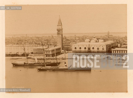 -VENEZIA, CARLO NAYA ?, PANORAMA PRESO DALLISOLA DI S. GIORGIO, ANTE 1873. STAMPA ALLALBUMINA INCOLLATA SU CARTONE, CM 14X10,3  ©ARCHIVIO Graziano Arici/Rosebud2   BACINO DI S. MARCO, NAVE FOTOANTICHE.-VENICE, CARLO NAYA ?, PANORAMA PRESO DALLISOLA DI S. GIORGIO, ANTE 1873. ALBUMEN PHOTOGRAPH MOUNTED ON CARDBOARD, CM 14X10,3 ©Graziano Arici/Rosebud2 