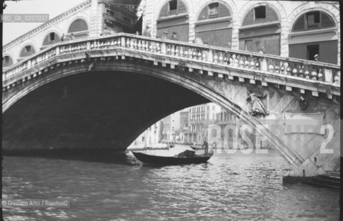 -VENEZIA, SENZA INDICAZIONE DAUTORE, PONTE DI RIALTO, SENZA DATA. NEGATIVO IN GELATINA, CM 9,3X6 ©ARCHIVIO Graziano Arici/Rosebud2  BARCA, FOTOANTICHE.-VENICE, NO AUTHORS INDICATION, PONTE DI RIALTO, UNDATED. GELATINES NEGATIVE, CM  9,3X6 ©Graziano Arici / rosebud2