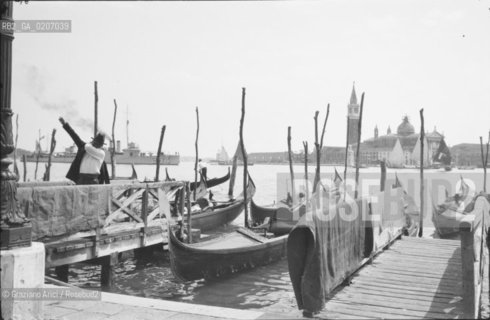 -VENEZIA, SENZA INDICAZIONE DAUTORE, ISOLA DI S. GIORGIO E GONDOLA, SENZA DATA. NEGATIVO IN GELATINA, CM 9,3X6 ©ARCHIVIO Graziano Arici/Rosebud2   PERSONA, MOLO FOTOANTICHE.-VENICE, SENZA INDICAZIONE DAUTORE, ISOLA DI S. GIORGIO E GONDOLA, UNDATED. GELATINES NEGATIVE, CM  9,3X6 ©Graziano Arici / rosebud2
