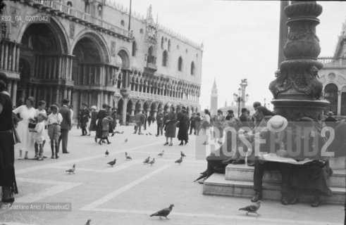 -VENEZIA, SENZA INDICAZIONE DAUTORE, PIAZZA S. MARCO, SENZA DATA. NEGATIVO IN GELATINA, CM 9,3X6 ©ARCHIVIO Graziano Arici/Rosebud2   PERSONA, FOTOANTICHE.-VENICE, NO AUTHORS INDICATION, PIAZZA S. MARCO, UNDATED. GELATINES NEGATIVE, CM  9,3X6 ©Graziano Arici / rosebud2