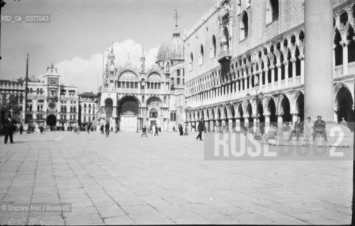 -VENEZIA, SENZA INDICAZIONE DAUTORE, BASILICA E TORRE DELLOROLOGIO DALLA PIAZZETTA DI S. MARCO, SENZA DATA. NEGATIVO IN GELATINA, CM 9,3X6 ©ARCHIVIO Graziano Arici/Rosebud2   FOTOANTICHE.-VENICE, NO AUTHORS INDICATION, BASILICA E TORRE DELLOROLOGIO DALLA PIAZZETTA DI S. MARCO, UNDATED. GELATINES NEGATIVE, CM  9,3X6 ©Graziano Arici / rosebud2