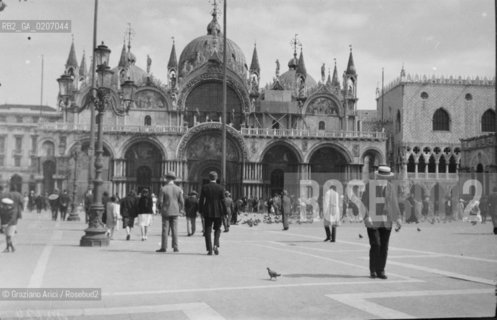 -VENEZIA, SENZA INDICAZIONE DAUTORE, PIAZZA S. MARCO, SENZA DATA. NEGATIVO IN GELATINA, CM 9,3X6 ©ARCHIVIO Graziano Arici/Rosebud2  BASILICA, PERSONA FOTOANTICHE.-VENICE,NO AUTHORS INDICATION, STAZIONE, UNDATED. GELATINES NEGATIVE, CM  9,3X6 ©Graziano Arici / rosebud2