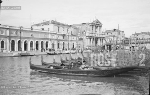-VENEZIA, SENZA INDICAZIONE DAUTORE, STAZIONE, SENZA DATA. NEGATIVO IN GELATINA, CM 9,3X6 ©ARCHIVIO Graziano Arici/Rosebud2   GONDOLA FOTOANTICHE.-VENICE, NO AUTHORS INDICATION, STAZIONE, UNDATED. GELATINES NEGATIVE, CM  9,3X6 ©Graziano Arici / rosebud2