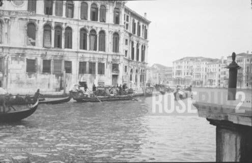 -VENEZIA, SENZA INDICAZIONE DAUTORE, CANAL GRANDE, SENZA DATA. NEGATIVO IN GELATINA, CM 9,3X6 ©ARCHIVIO Graziano Arici/Rosebud2  FUNERALE, BARCA FOTOANTICHE.-VENICE, NO AUTHORS INDICATION, CANAL GRANDE, UNDATED. GELATINES NEGATIVE, CM  9,3X6 ©Graziano Arici/Rosebud2 