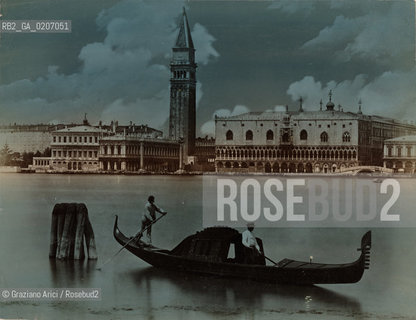 -VENEZIA, SENZA INDICAZIONE DAUTORE, BACINO DI S. MARCO, SENZA DATA. STAMPA ALLALBUMINA  CON EFFETTO CHIARO DI LUNA, CM 24,6X19,3 ©ARCHIVIO Graziano Arici/Rosebud2  GONDOLA FOTOANTICHE.-VENICE, NO AUTHORS INDICATION, BACINO DI S. MARCO, UNDATED. ALBUMEN PHOTOGRAPH  WITH MOONLIGHT EFFECT, CM 24,6X19,3 ©Graziano Arici / rosebud2