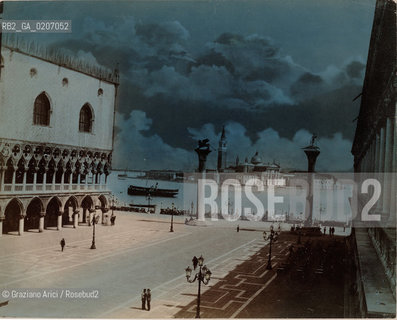 -VENEZIA, SENZA INDICAZIONE DAUTORE, PIAZZETTA DI S. MARCO, SENZA DATA. STAMPA ALLALBUMINA  CON EFFETTO CHIARO DI LUNA, CM 24,6X19,8 ©ARCHIVIO Graziano Arici/Rosebud2  FOTOANTICHE.-VENICE, NO AUTHORS INDICATION, PIAZZETTA DI S. MARCO, UNDATED. ALBUMEN PHOTOGRAPH  WITH MOONLIGHT EFFECT, CM 24,6X19,8 ©Graziano Arici / rosebud2