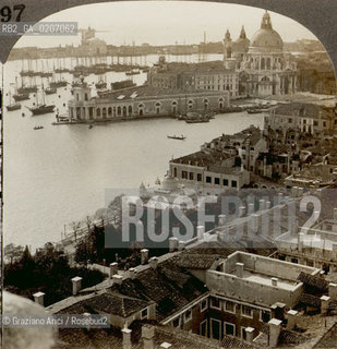 -VENEZIA, KEYSTONE VIEW COMPANY MANUFACTURERS AND PUBLISHERS MADE IN U.S.A., PANORAMA DAL CAMPANILE DI S. MARCO VERSO LA SALUTE, SENZA DATA. POSITIVO ALLALBUMINA MONTATO SU CARTONE, FOTOGRAFIA STEREOSCOPICA, CM 17,7X8,9  ©ARCHIVIO Graziano Arici/Rosebud2   FOTOANTICHE.-VENICE, KEYSTONE VIEW COMPANY MANUFACTURERS AND PUBLISHERS MADE IN U.S.A., PANORAMA DAL CAMPANILE DI S. MARCO VERSO LA SALUTE, UNDATED. ALBUMEN POSITIVE MOUNTED ON CARDBOARD, STEREOSCOPICAL PHOTOGRAPH CM 17,7X8,9 ©Graziano Arici / rosebud2 .