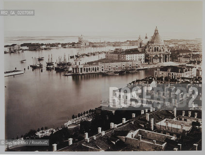 -VENEZIA, CARLO NAYA PIAZZA S. MARCO DAL 75 AL 79 BIS, PANORAMA DAL CAMPANILE DI S. MARCO VERSO LA SALUTE, SENZA DATA. STAMPA ALLALBUMINA INCOLLATA SU CARTONE, CM 35,8X27 ©ARCHIVIO Graziano Arici/Rosebud2   FOTOANTICHE.-VENICE, CARLO NAYA, PANORAMA DAL CAMPANILE DI S. MARCO VERSO LA SALUTE, UNDATED. ALBUMEN PHOTOGRAPH  MOUNTED ON CARDBOARD, CM 35,8X27 ©Graziano Arici/Rosebud2 