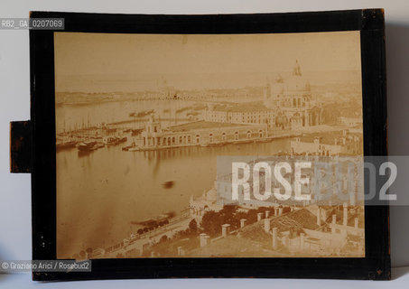 -VENEZIA, SENZA INDICAZIONE DAUTORE, PANORAMA DAL CAMPANILE DI S. MARCO VERSO LA SALUTE (DOGANA), SENZA DATA. STAMPA ALLALBUMINA, CM 35X25,4 - MONTATA SU CORNICE IN LEGNO PER  LA VISIONE SU DI UN ALETOSCOPIO PER EFFETTO DIURNO E SERALE CM 40X32 ©ARCHIVIO Graziano Arici/Rosebud2  FOTOANTICHE.-VENICE, NO AUTHORS INDICATION, PANORAMA DAL CAMPANILE DI S. MARCO VERSO LA SALUTE (DOGANA), UNDATED. ALBUMEN PHOTOGRAPH, CM 35X25,4 -  MOUNTED ON FRAME OF AN ALETOSCOPIO FOR DAY OR NIGHT EFFECT CM 40X32 ©Graziano Arici / rosebud2