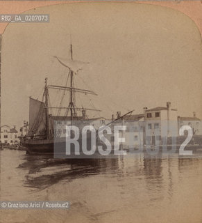 -VENEZIA, WILLIAM H. RAU PUBBLISHER, SOLD ONLY BY GRIFFITH & GRIFFITH, A FISHING VILLAGE NEAR VENICE, SENZA DATA. POSITIVO ALLALBUMINA MONTATO SU CARTONE, FOTOGRAFIA STEREOSCOPICA, CM 17,8X8,8  ©ARCHIVIO Graziano Arici/Rosebud2  S. PIERO IN VOLTA, BARCA DA PESCA, FOTOANTICHE.-VENICE, WILLIAM H. RAU PUBBLISHER, SOLD ONLY BY GRIFFITH & GRIFFITH, A FISHING VILLAGE NEAR VENICE, UNDATED. ALBUMEN POSITIVE MOUNTED ON CARDBOARD, STEREOSCOPICAL PHOTOGRAPH CM 17,8X8,8 ©Graziano Arici / rosebud2 .FERRIER PERE FILS & SOULIER - PARIS, CANAL GRANDE.