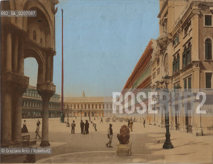 -VENEZIA, SENZA INDICAZIONE DAUTORE, PIAZZA S. MARCO DALLA PIAZZETTA DEI LEONCINI, SENZA DATA. STAMPA ALLALBUMINA COLORATA A MANO INCOLLATA SU CARTONE - CM 23,5X18 CON CORNICE NERA DI LEGNO CM 22,5X21,5  ©ARCHIVIO Graziano Arici/Rosebud2  PERSONA, FOTOANTICHE.-VENICE, NO AUTHORS INDICATION, PIAZZA S. MARCO DALLA PIAZZETTA DEI LEONCINI, UNDATED. ALBUMEN PHOTOGRAPH  HAND COLORED MOUNTED ON CARDBOARD - CM 23,5X18 WITH  BLACK WOODEN  FRAME CM 22,5X21,5 ©Graziano Arici/Rosebud2 