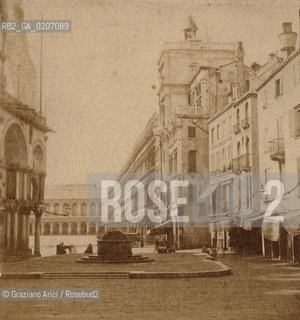-VENEZIA, SENZA INDICAZIONE DAUTORE, PIAZZETTA DEI LEONCINI, SENZA DATA. POSITIVO ALLALBUMINA MONTATO SU CARTONE, FOTOGRAFIA STEREOSCOPICA, CM 17X8,4  ©ARCHIVIO Graziano Arici/Rosebud2  FOTOANTICHE.-VENICE, NO AUTHORS INDICATION, PIAZZETTA DEI LEONCINI, UNDATED. ALBUMEN POSITIVE MOUNTED ON CARDBOARD, STEREOSCOPICAL PHOTOGRAPH CM 17X8,4 ©Graziano Arici / rosebud2
