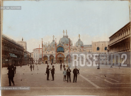 -VENEZIA, SENZA INDICAZIONE DAUTORE, PIAZZA S. MARCO, 1904 C.A. STAMPA ALLALBUMINA COLORATA A MANO INCOLLATA SU CARTONE - CM 23,8X17 CON CORNICE DORATA DI LEGNO CM 31,3X24,5  ©ARCHIVIO Graziano Arici/Rosebud2  PERSONA, CANIERE CAMPANILE FOTOANTICHE.-VENICE, NO AUTHORS INDICATION, PIAZZA DI S. MARCO, 1904 C.A. ALBUMEN PHOTOGRAPH  HAND COLORED MOUNTED ON CARDBOARD - CM 23,8X17 WITH  WOODEN GILT FRAME CM 31,3X24,5 ©Graziano Arici/Rosebud2 