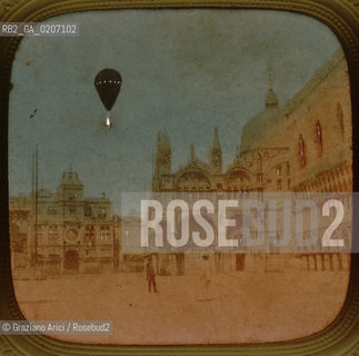 -VENEZIA, SENZA INDICAZIONE DAUTORE, PIAZZETTA DI S. MARCO E MONGOLFIERA VISIBILE DURANTE LA VISIONE NOTTE, SENZA DATA. POSITIVO ALLALBUMINA MONTATO SU CARTONE, FOTOGRAFIA DIAFANOSTEREOSCOPICA, CM 17,4X8,5  ©ARCHIVIO Graziano Arici/Rosebud2  FOTOANTICHE.-VENICE, NO AUTHORS INDICATION, PIAZZETTA DI S. MARCO, UNDATED. ALBUMEN POSITIVE MOUNTED ON CARDBOARD, DIAFANOSTEREOSCOPICAL PHOTOGRAPH CM 17,4X8,5 ©Graziano Arici / rosebud2 .