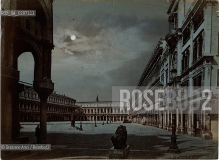 -VENEZIA, SENZA INDICAZIONE DAUTORE, PIAZZA S.MARCO DAI LEONCINI, SENZA DATA. STAMPA ALLALBUMINA COLORATA A MANO CON EFFETTO CHIARO DI LUNA, CM 25,8X18,9 ©ARCHIVIO Graziano Arici/Rosebud2  FOTOANTICHE.-VENICE, NO AUTHORS INDICATION, PIAZZA S.MARCO DAI LEONI, UNDATED. ALBUMEN PHOTOGRAPH HAND COLOURED WITH MOONLIGHT EFFECT, CM 25,8X18,9 ©Graziano Arici/Rosebud2 