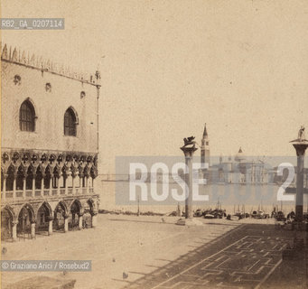 -VENEZIA, SENZA INDICAZIONE DAUTORE, PIAZZETTA DI S. MARCO, ANTE 1866. POSITIVO ALLALBUMINA MONTATO SU CARTONE, FOTOGRAFIA STEREOSCOPICA, CM 17,5X8,7  ©ARCHIVIO Graziano Arici/Rosebud2  PALAZZO DUCALE, COLONNA E ISOLA DI S. GIORGIO, FOTOANTICHE.-VENICE, NO AUTHORS INDICATION, PIAZZETTA DI S. MARCO, ANTE 1866. ALBUMEN POSITIVE MOUNTED ON CARDBOARD, STEREOSCOPICAL PHOTOGRAPH CM 17,5X8,7 ©Graziano Arici / rosebud2