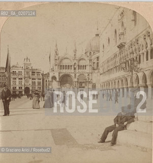 -VENEZIA, LITTLETON VIEW PUBBLISHERS SOLD ONLY BY UNDERWOOD & UNDERWOOD, DOGES PALACE, ST.MARKS CHURCH AND CLOCK TOWER FROM THE PLACE OF EXECUTION, 1898 C.A. POSITIVO ALLALBUMINA MONTATO SU CARTONE, FOTOGRAFIA STEREOSCOPICA, CM 17,9X8,9  ©ARCHIVIO Graziano Arici/Rosebud2   PALAZZO DUCALE,  BASILICA DI S. MARCO E TORRE DELLOROLOGIO. FOTOANTICHE.-VENICE, LITTLETON VIEW PUBBLISHERS SOLD ONLY BY UNDERWOOD & UNDERWOOD, DOGES PALACE, ST.MARKS CHURCH AND CLOCK TOWER FROM THE PLACE OF EXECUTION, 1898 C.A. ALBUMEN POSITIVE MOUNTED ON CARDBOARD, STEREOSCOPICAL PHOTOGRAPH CM 17,9X8,9 ©Graziano Arici / rosebud2