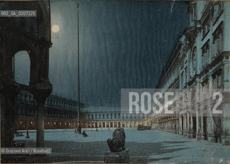 -VENEZIA, SENZA INDICAZIONE DAUTORE, PIAZZA S. MARCO, SENZA DATA. STAMPA ALLALBUMINA COLORATA A MANO CON EFFETTO CHIARO DI LUNA, CM 16,4X11,6  ©ARCHIVIO Graziano Arici/Rosebud2  FOTOANTICHE.-VENICE, NO AUTHOR S INDICATION, PIAZZA S. MARCO, UNDATED. ALBUMEN PHOTOGRAPH  HAND COLORED WITH MOONLIGHT EFFECT, CM 16,4X11,6 ©Graziano Arici/Rosebud2 
