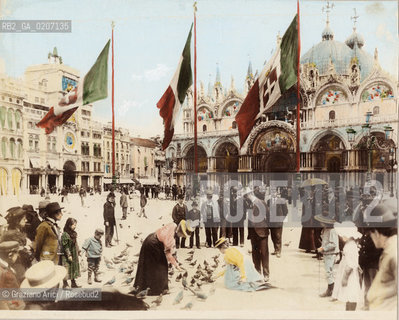 -VENEZIA, PAOLO SALVIATI, PIAZZA S.MARCO, SENZA DATA. STAMPA ALLALBUMINA COLORATA A MANO CON ACQUERELLI, CM 24,3X19,4 ©ARCHIVIO Graziano Arici/Rosebud2  PERSONE IN PIAZZA E LE TRE BANDIERE TRICOLORE ISSATE. FOTOANTICHE.-VENICE, PAOLO SALVIATI, PIAZZA S.MARCO, UNDATED. ALBUMEN PHOTOGRAPH HAND COLOURED WITH WATERCOLOUR, CM 24,3X19,4 ©Graziano Arici/Rosebud2 