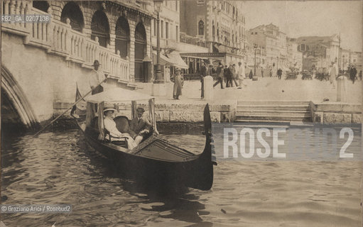 -VENEZIA, SENZA INDICAZIONE DAUTORE, TURISTI IN GONDOLA AL PONTE DELLA PAGLIA, SENZA DATA. STAMPA ALLALBUMINA INCOLLATA SU CARTONE, CM 15,1X9,6 ©ARCHIVIO Graziano Arici/Rosebud2  GONDOLA FOTOANTICHE.-VENICE, NO AUTHORS INDICATION, TURISTI IN GONDOLA AL PONTE DELLA PAGLIA, UNDATED. ALBUMEN PHOTOGRAPH MOUNTED ON CARDBOARD, CM 15,1X9,6 ©Graziano Arici/Rosebud2 