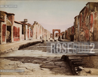 -POMPEI, SENZA INDICAZIONE DAUTORE, VIA MERCURIO DAL FORO ALLE MURA, SENZA DATA. STAMPA ALLALBUMINA COLORATA A MANO INCOLLATA SU CARTONE, CM 25,5X20 ©ARCHIVIO Graziano Arici/Rosebud2  FOTOANTICHE.-POMPEI, NO AUTHORS INDICATION, VIA MERCURIO DAL FORO ALLE MURA, UNDATED. ALBUMEN PHOTOGRAPH HAN COLOURED MOUNTED ON CARDBOARD, CM 25,5X20 ©Graziano Arici / rosebud2