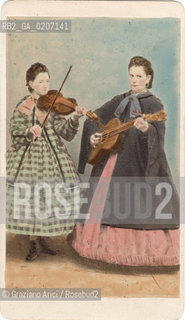 -VENEZIA, CARLO PONTI, DONNE SUONATRICI DI STRUMENTI MUSICALI, SENZA DATA. STAMPA ALLALBUMINA INCOLLATA SU CARTONE, CARTE DE VISITE, CM 6X10,5  ©ARCHIVIO Graziano Arici/Rosebud2  MESTIERI, VIOLINO, CHITARRA, FOTOANTICHE.-VENICE, CARLO PONTI, DONNE SUONATRICI, UNDATED. ALBUMEN PHOTOGRAPH MOUNTED ON CARDBOARD, CARTE DE VISITE CM 6X10,5 ©Graziano Arici/Rosebud2 