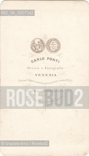 -VENEZIA, CARLO PONTI, DONNE SUONATRICI DI STRUMENTI MUSICALI (RETRO), SENZA DATA. STAMPA ALLALBUMINA INCOLLATA SU CARTONE, CARTE DE VISITE, CM 6X10,5  ©ARCHIVIO Graziano Arici/Rosebud2  MESTIERI, VIOLINO, CHITARRA, FOTOANTICHE.-VENICE, CARLO PONTI, DONNE SUONATRICI, UNDATED. ALBUMEN PHOTOGRAPH MOUNTED ON CARDBOARD, CARTE DE VISITE CM 6X10,5 ©Graziano Arici/Rosebud2 