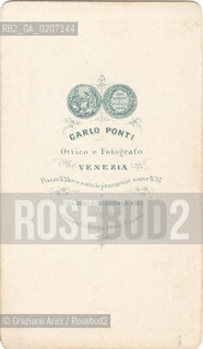 -VENEZIA, CARLO PONTI, IMPAGLIATORE DI SEDIE (RETRO), SENZA DATA. STAMPA ALLALBUMINA INCOLLATA SU CARTONE, CARTE DE VISITE, CM 6X10,5  ©ARCHIVIO Graziano Arici/Rosebud2  MESTIERI, POSATA IN STUDIO FOTOANTICHE.-VENICE, CARLO PONTI, IMPAGLIATORE DI SEDIE, UNDATED. ALBUMEN PHOTOGRAPH MOUNTED ON CARDBOARD, CARTE DE VISITE CM 6X10,5 ©Graziano Arici / rosebud2