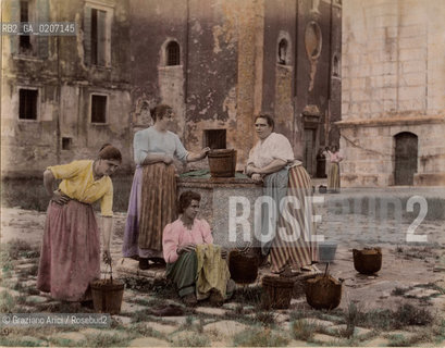 -VENEZIA, SENZA INDICAZIONE DAUTORE, CAMPO DI S.PIETRO DI CASTELLO, SENZA DATA. STAMPA ALLALBUMINA COLORATA A MANO INCOLLATA SU CARTONE, CM 25,2X19,8 ©ARCHIVIO Graziano Arici/Rosebud2  DONNE AL POZZO FOTOANTICHE.-VENICE, NO AUTHORS INDICATION, CAMPO DI S. PIETRO DI CASTELLO, UNDATED. ALBUMEN PHOTOGRAPH HAND COLOURED MOUNTED ON CARDBOARD, CM 25,2X19,8 ©Graziano Arici / rosebud2