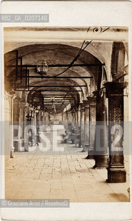 -VENEZIA, CARLO PONTI, SOTTOPORTEGO DELLE PROCURATIE VECCHIE, SENZA DATA. STAMPA ALLALBUMINA INCOLLATA SU CARTONE, CARTE DE VISITE, CM 6X10,2  ©ARCHIVIO Graziano Arici/Rosebud2  CAFFE, LUSTRASCARPE FOTOANTICHE.-VENICE, CARLO PONTI, SOTTOPORTEGO DELLE PROCURATIE VECCHIE, UNDATED. ALBUMEN PHOTOGRAPH MOUNTED ON CARDBOARD, CARTE DE VISITE CM 6X10,2 ©Graziano Arici/Rosebud2 