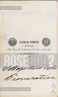 -VENEZIA, CARLO PONTI, SOTTOPORTEGO DELLE PROCURATIE VECCHIE (RETRO), SENZA DATA. STAMPA ALLALBUMINA INCOLLATA SU CARTONE, CARTE DE VISITE, CM 6X10,2  ©ARCHIVIO Graziano Arici/Rosebud2  CAFFE, LUSTRASCARPE FOTOANTICHE.-VENICE, CARLO PONTI, SOTTOPORTEGO DELLE PROCURATIE VECCHIE, UNDATED. ALBUMEN PHOTOGRAPH MOUNTED ON CARDBOARD, CARTE DE VISITE CM 6X10,2 ©Graziano Arici / rosebud2