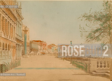 -VENEZIA, SENZA INDICAZIONE DAUTORE, MOLO DAL VIALE GIARDINO REALE, SENZA DATA. STAMPA ALLALBUMINA COLORATA A MANO INCOLLATA SU CARTONE, CM 25,7X18,8 ©ARCHIVIO Graziano Arici/Rosebud2  FOTOANTICHE.-VENICE, NO AUTHORS INDICATION, MOLO DAL VIALE DEL GIARDINO REALE,  UNDATED. ALBUMEN PHOTOGRAPH HAND COLOURED MOUNTED ON CARDBOARD, CM 25,7X18,8 ©Graziano Arici / rosebud2