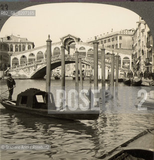 -VENEZIA, KEYSTONE VIEW COMPANY MANUFACTURERS AND PUBLISHERS MADE IN U.S.A., THE RIALTO BRIDGE AND GRAND CANAL, POST 1881. POSITIVO ALLALBUMINA MONTATO SU CARTONE, FOTOGRAFIA STEREOSCOPICA, CM 17,7X8,9  ©ARCHIVIO Graziano Arici/Rosebud2  GONDOLA, PONTE DI RIALTO E CANAL GRANDE, FOTOANTICHE.-VENICE, KEYSTONE VIEW COMPANY MANUFACTURERS AND PUBLISHERS MADE IN U.S.A., THE RIALTO BRIDGE AND GRAND CANAL, POST 1881. ALBUMEN POSITIVE MOUNTED ON CARDBOARD, STEREOSCOPICAL PHOTOGRAPH CM 17,7X8,9 ©Graziano Arici / rosebud2 .