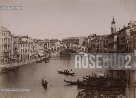 -VENEZIA, SENZA INDICAZIONE DAUTORE, PONTE DI RIALTO, POST 1881. STAMPA ALLALBUMINA INCOLLATA SU CARTONE, CM 26X19 ©ARCHIVIO Graziano Arici/Rosebud2  GONDOLA FOTOANTICHE.-VENICE, NO AUTHORS INDICATION, PONTE DI RIALTO, POST 1881. ALBUMEN PHOTOGRAPH MOUNTED ON CARDBOARD, CM 26X19 ©Graziano Arici/Rosebud2 