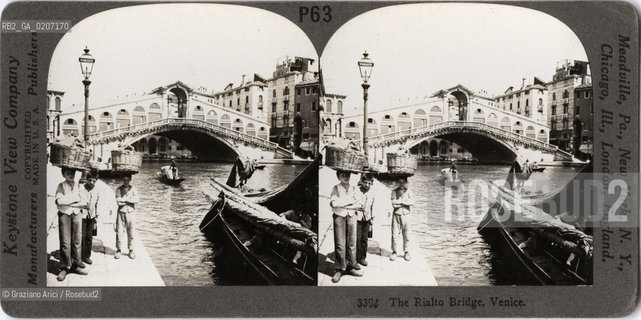 -VENEZIA, KEYSTONE VIEW COMPANY MANUFACTURERS AND PUBLISHERS MADE IN U.S.A., THE RIALTO BRIDGE, SENZA DATA. POSITIVO ALLALBUMINA MONTATO SU CARTONE, FOTOGRAFIA STEREOSCOPICA, CM 17,7X8,9  ©ARCHIVIO Graziano Arici/Rosebud2  PONTE DI RIALTO, BARCA, PERSONA, FOTOANTICHE.-VENICE, KEYSTONE VIEW COMPANY MANUFACTURERS AND PUBLISHERS MADE IN U.S.A., THE RIALTO BRIDGE, UNDATED. ALBUMEN POSITIVE MOUNTED ON CARDBOARD, STEREOSCOPICAL PHOTOGRAPH CM 17,7X8,9 ©Graziano Arici / rosebud2 .