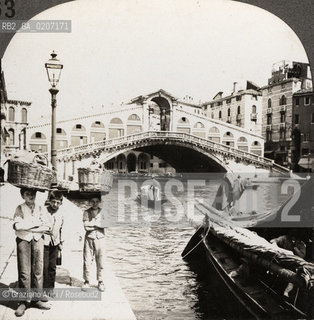 -VENEZIA, KEYSTONE VIEW COMPANY MANUFACTURERS AND PUBLISHERS MADE IN U.S.A., THE RIALTO BRIDGE, SENZA DATA. POSITIVO ALLALBUMINA MONTATO SU CARTONE, FOTOGRAFIA STEREOSCOPICA, CM 17,7X8,9  ©ARCHIVIO Graziano Arici/Rosebud2  PONTE DI RIALTO, BARCA, PERSONA, FOTOANTICHE.-VENICE, KEYSTONE VIEW COMPANY MANUFACTURERS AND PUBLISHERS MADE IN U.S.A., THE RIALTO BRIDGE, UNDATED. ALBUMEN POSITIVE MOUNTED ON CARDBOARD, STEREOSCOPICAL PHOTOGRAPH CM 17,7X8,9 ©Graziano Arici / rosebud2 .